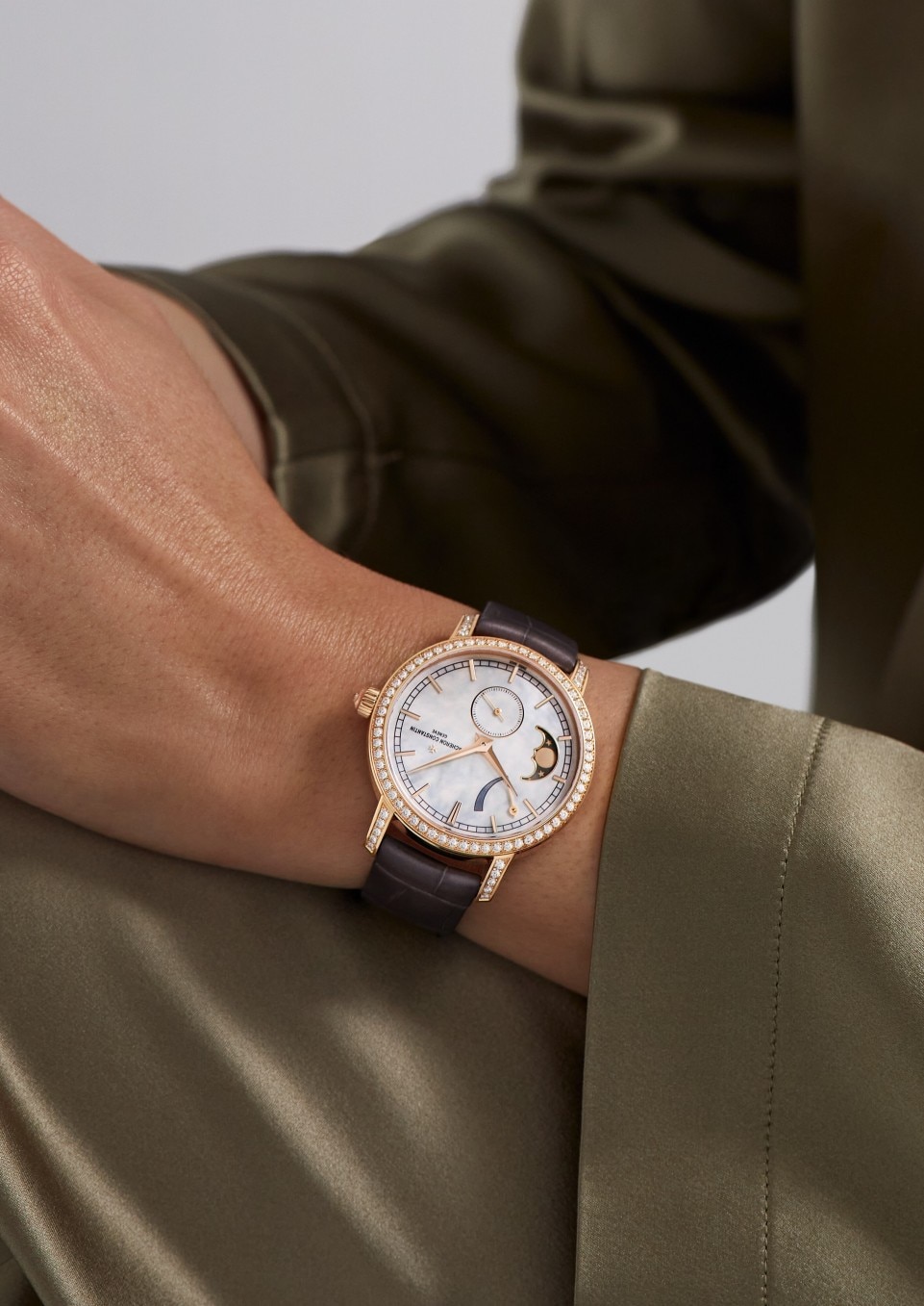 - Lifestyle product photo - Watch - Traditionnelle moon phase - 36 mm Pink Gold with Alligator leather strap