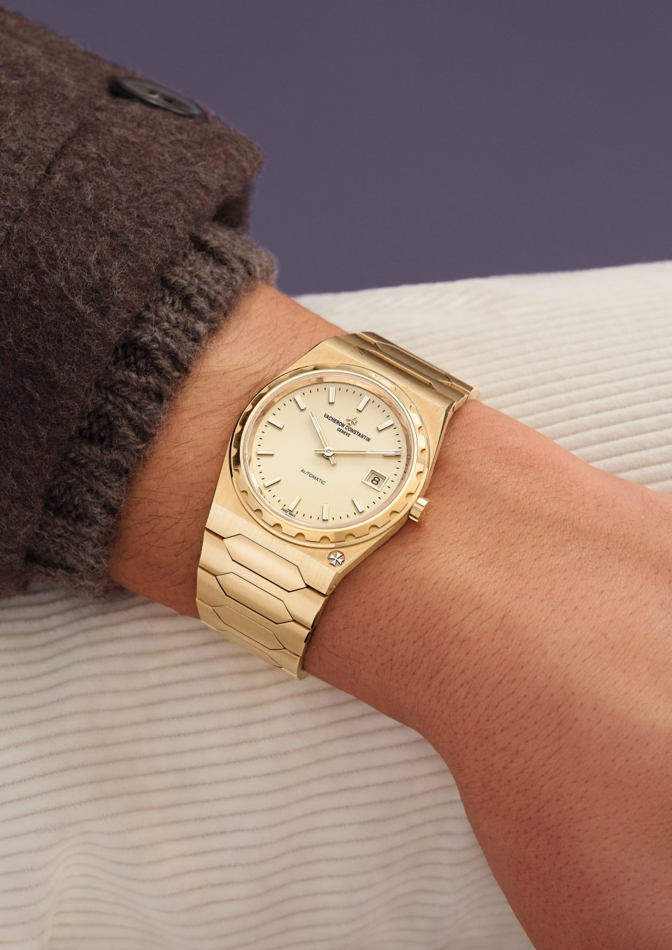- Lifestyle product photo - Watch - Historiques 222 - 37 mm Yellow Gold with strap