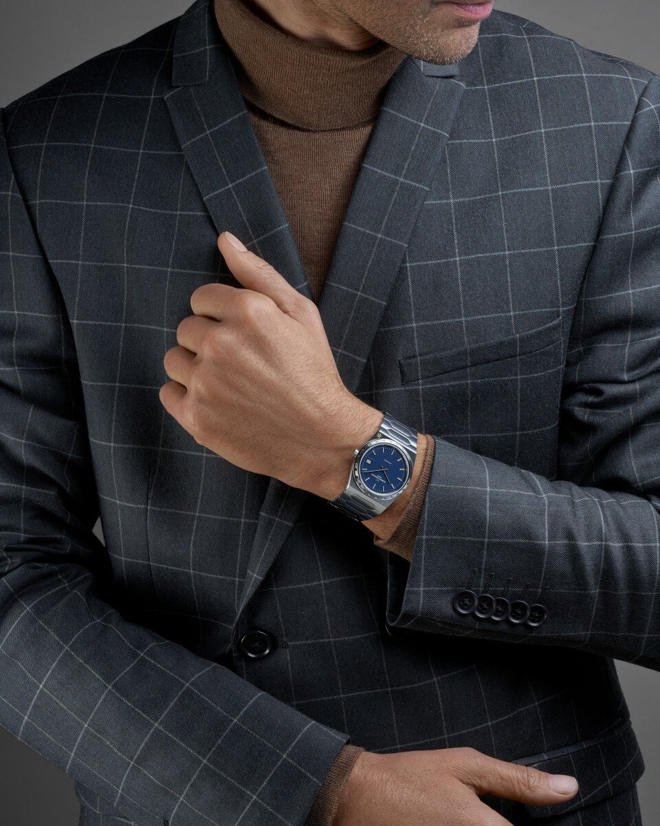 Alternative view - Lifestyle product photo - Watch - Historiques 222 - 37 mm Steel with strap