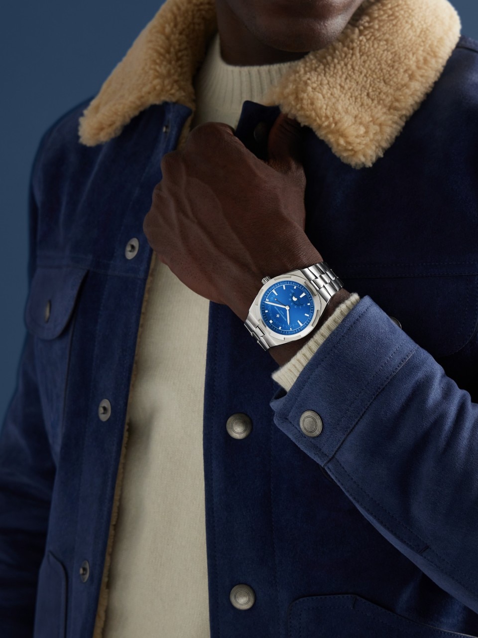 - Lifestyle product photo - Watch - Overseas moon phase retrograde date - 41 mm Steel with Grained calfskin leather, Rubber straps