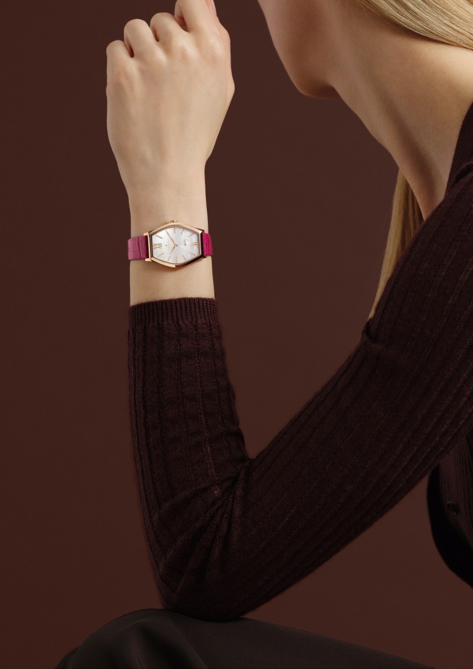 - Lifestyle product photo - Watch - Malte manual-winding - 34.4x28.4 mm Pink Gold with Alligator leather strap