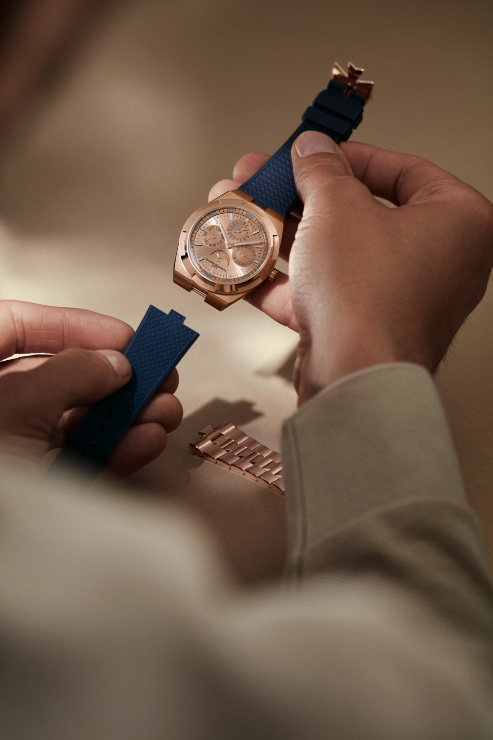 Alternative view - Lifestyle product photo - Watch - Overseas perpetual calendar ultra-thin - 41.5 mm Pink Gold with Rubber strap