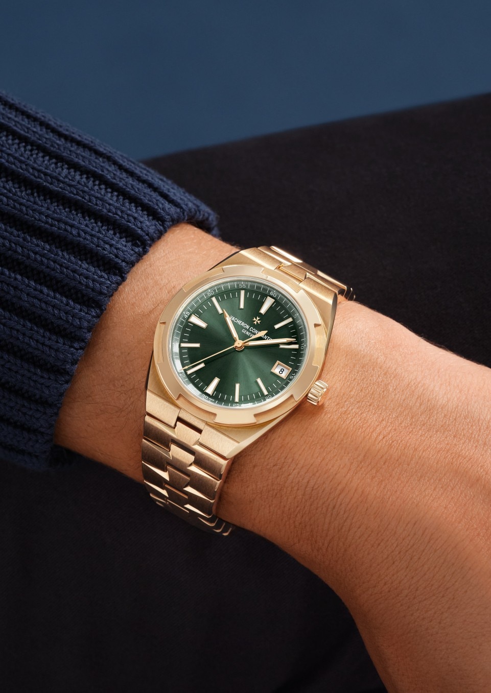 - Lifestyle product photo - Watch - Overseas self-winding - 41 mm Pink Gold with Grained calfskin leather, Rubber straps