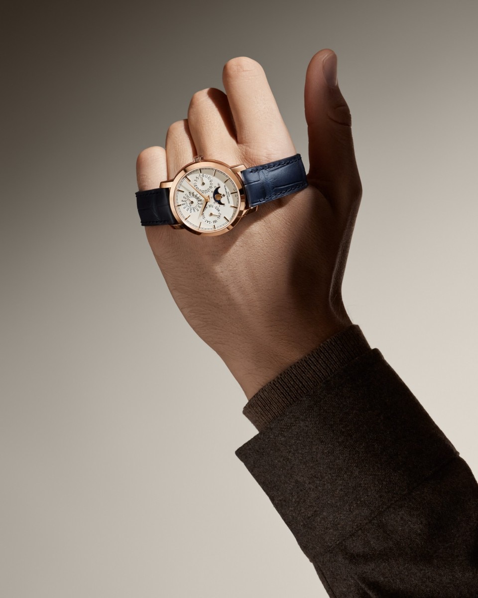 其他视图 - 生活风格作品照片 - 腕表 - Traditionnelle传袭系列超薄万年历腕表 - 36.5毫米 粉红金 隽永 鳄鱼皮 表带