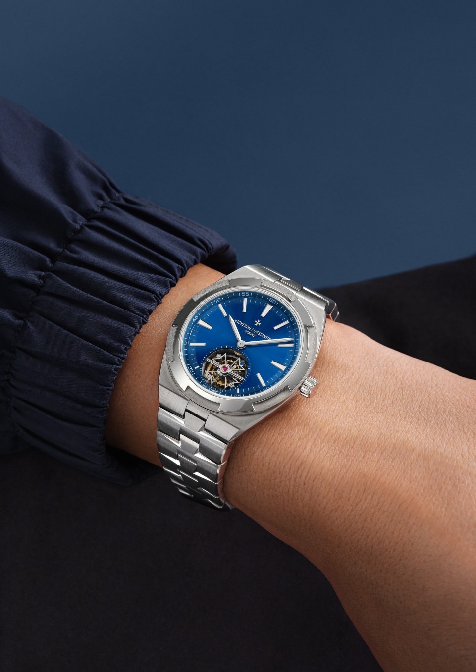 - Lifestyle product photo - Watch - Overseas tourbillon - 42.5 mm Titanium with Grained calfskin leather, Rubber straps