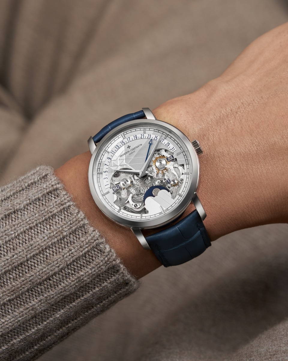 可选视图 - 生活风格作品照片 - 腕表 - Traditionnelle传袭系列万年历逆跳日历镂雕腕表 - 41毫米 铂金 隽永 鳄鱼皮 表带