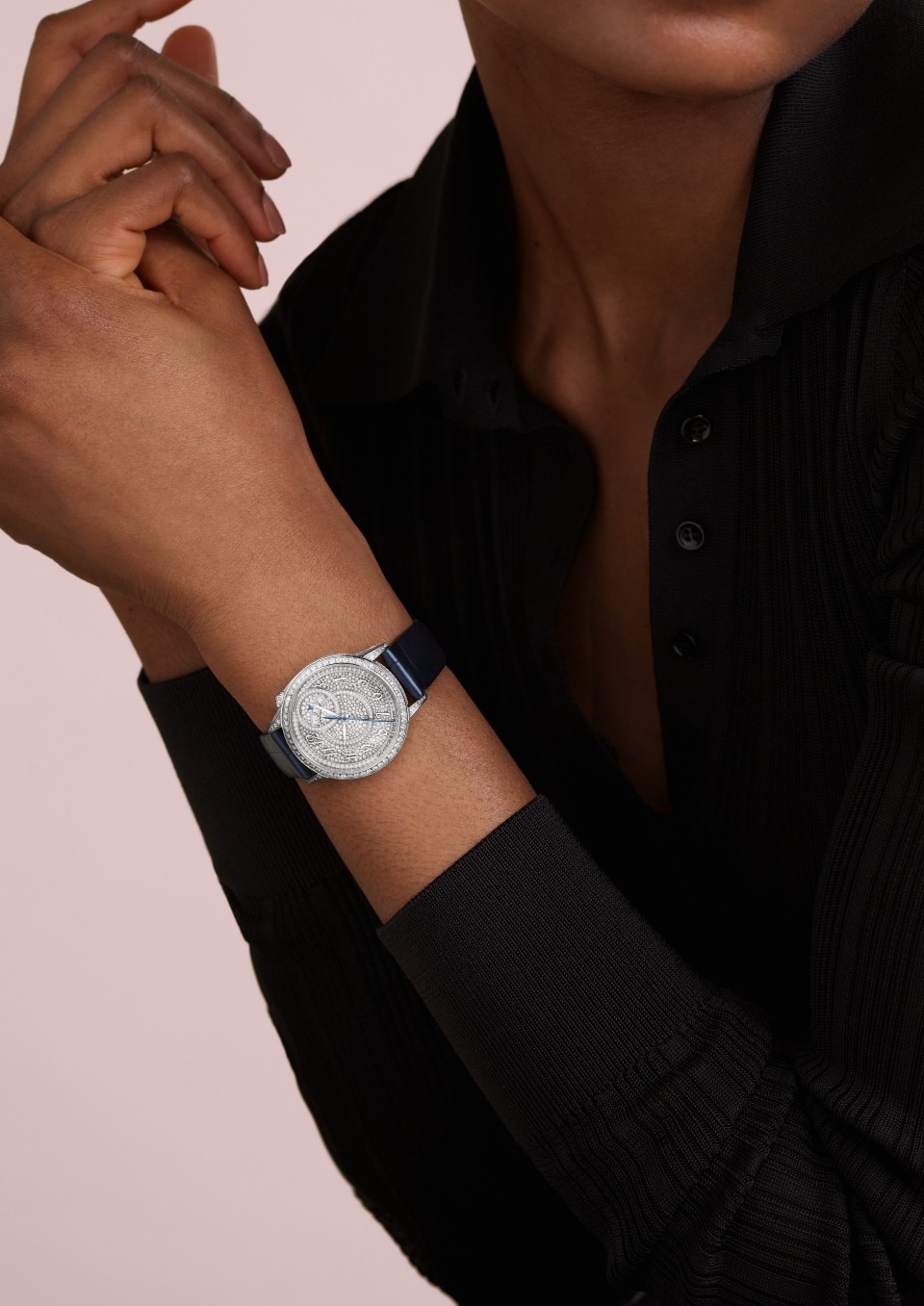 - Lifestyle product photo - Watch - Égérie self-winding - 35 mm White Gold with Alligator leather, Satin-effect calfskin leather straps