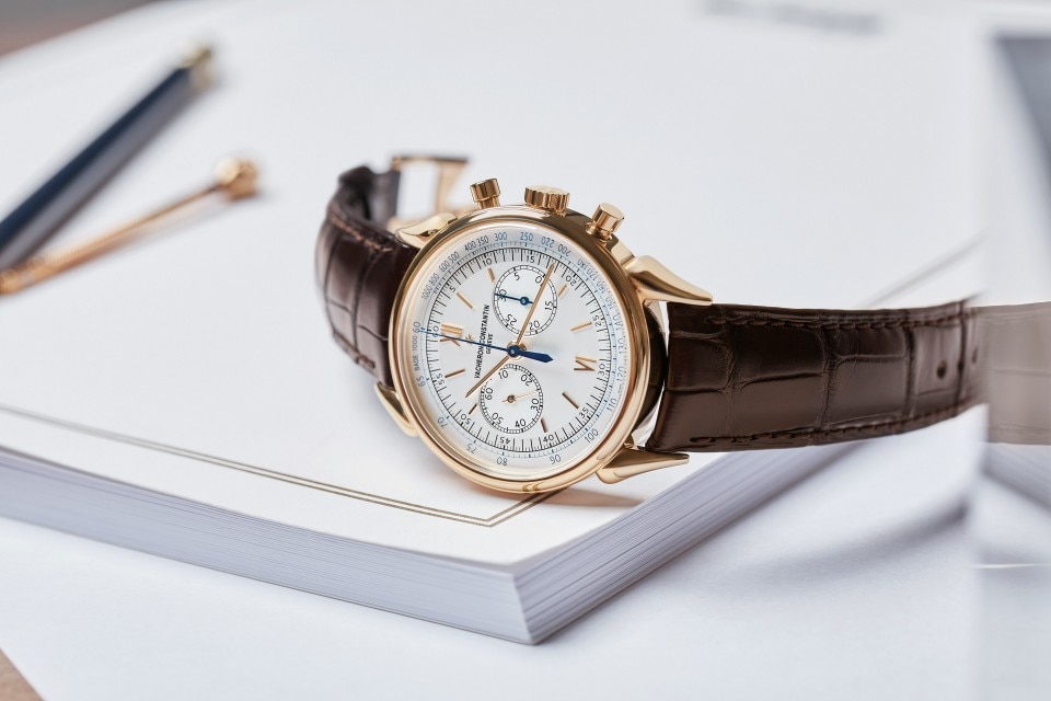 Other view - Lifestyle product photo - Watch - Historiques Cornes de vache 1955 - 38.5 mm Pink Gold with Alligator leather strap