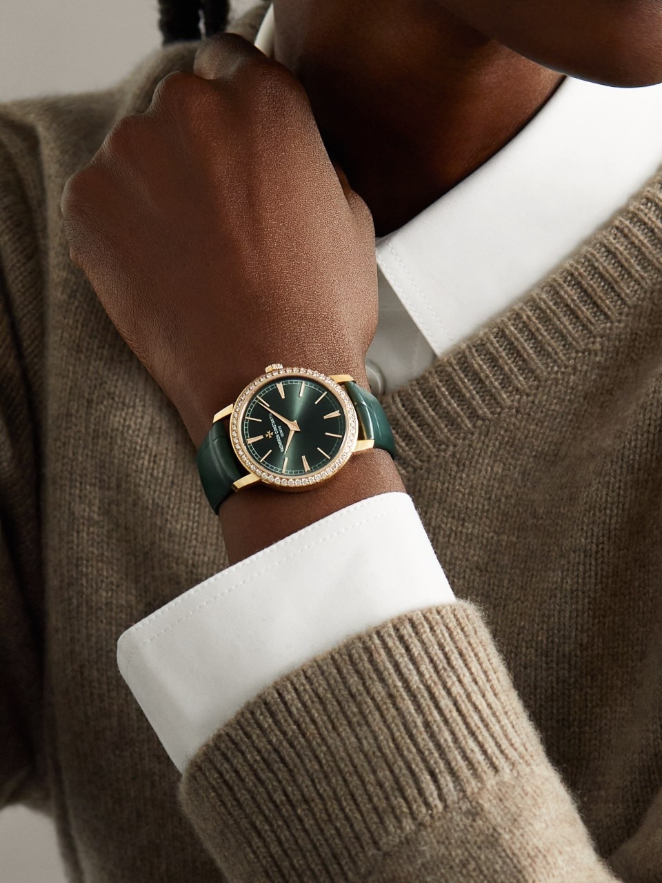 - Lifestyle product photo - Watch - Traditionnelle manual-winding - 33 mm Pink Gold with Alligator leather strap