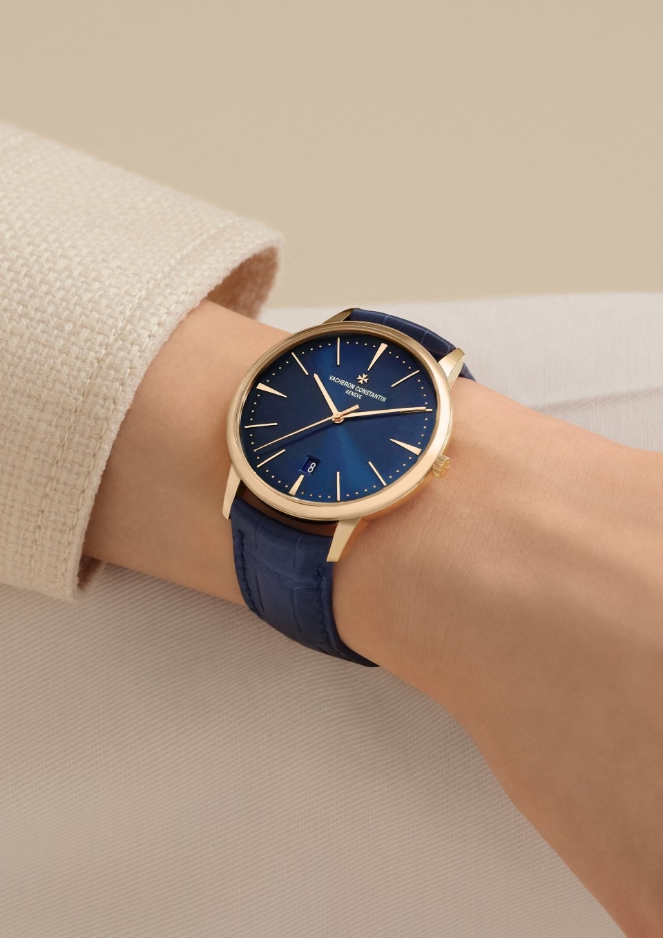 - Lifestyle product photo - Watch - Patrimony self-winding - 40 mm Pink Gold with Alligator leather strap