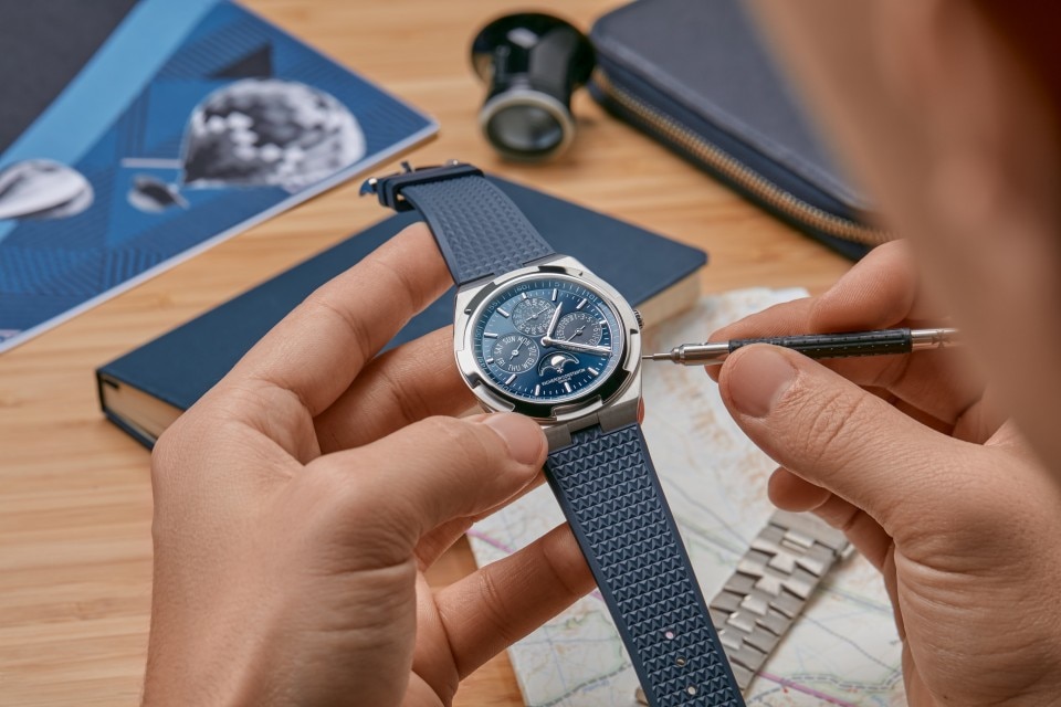 Other view - Lifestyle product photo - Watch - Overseas perpetual calendar ultra-thin - 41.5 mm White Gold with Rubber, Grained calfskin leather straps
