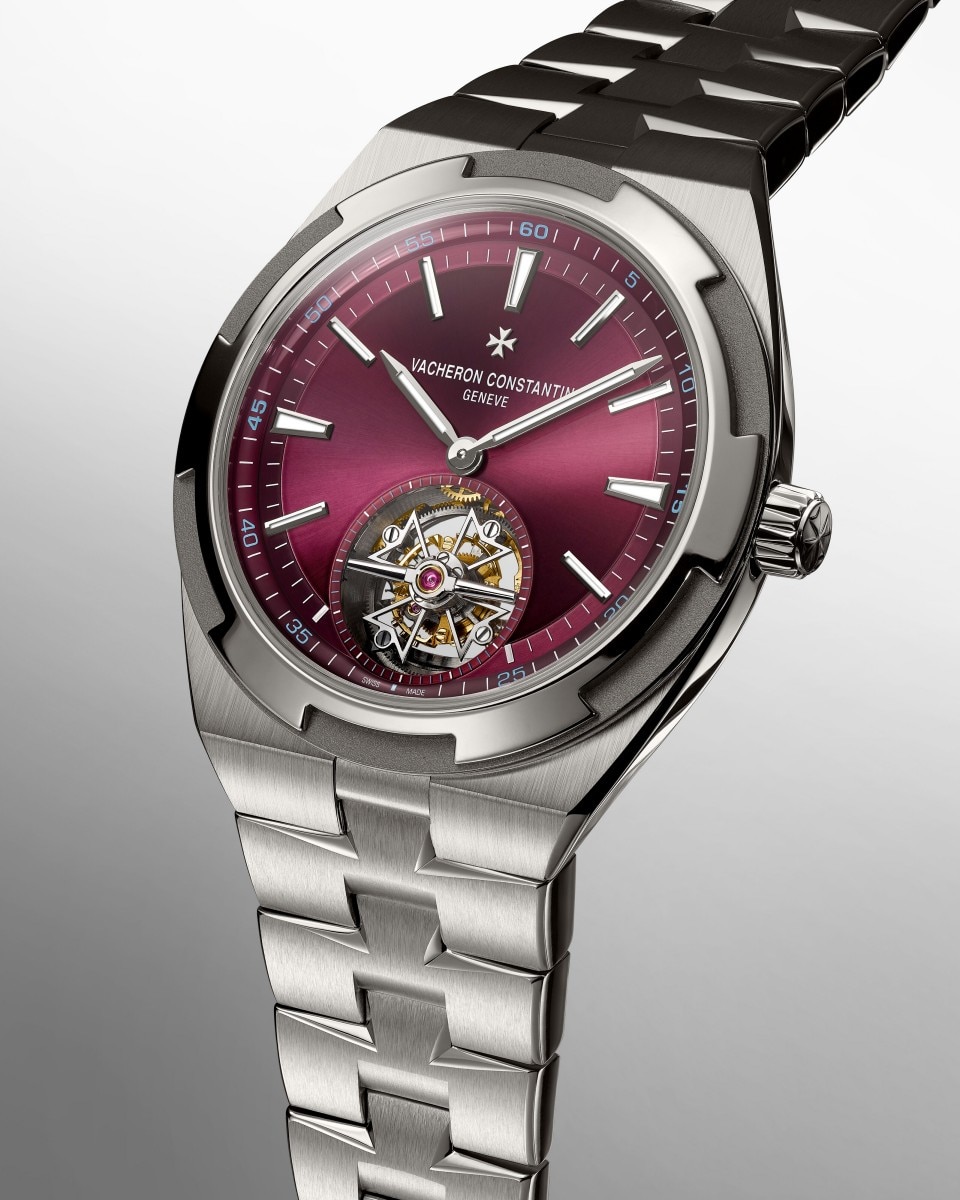 3/4 view - Image - Watch - Overseas Tourbillon - 42.5 mm Titanium with Rubber, Titanium straps