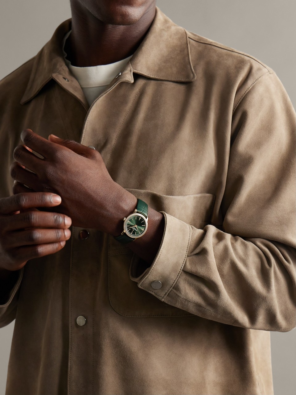 - Lifestyle product photo - Watch - Traditionnelle manual-winding - 33 mm Pink Gold with Alligator leather strap