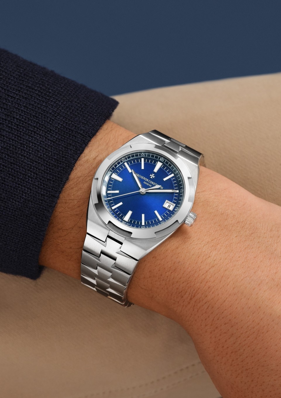 - Lifestyle product photo - Watch - Overseas self-winding - 41 mm Steel with Grained calfskin leather, Rubber straps