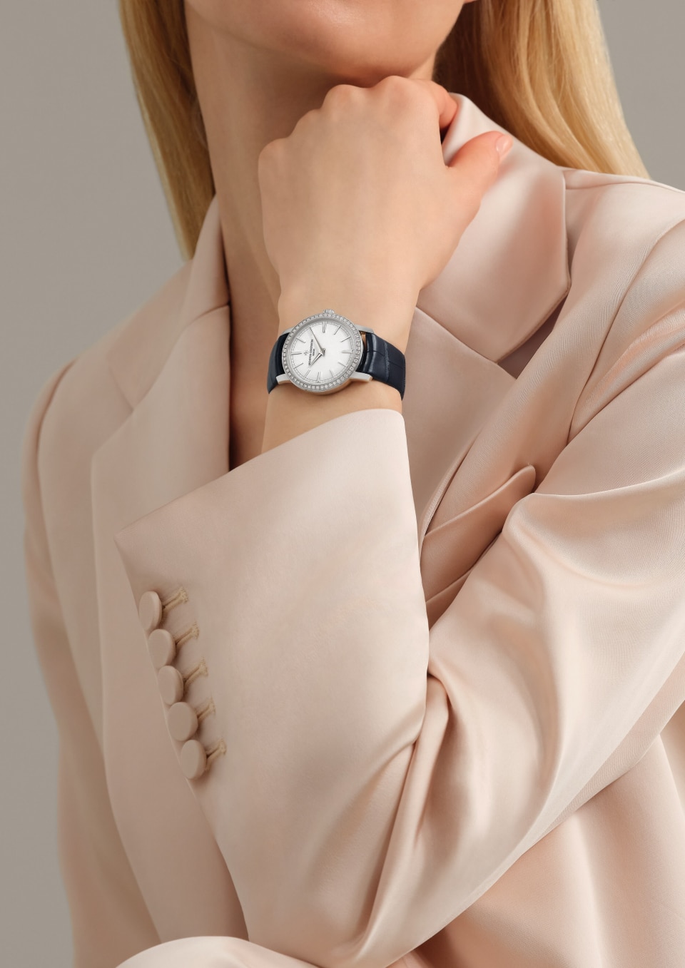  - Lifestyle product photo - Watch - Traditionnelle manual-winding - 33 mm White Gold with Alligator leather strap