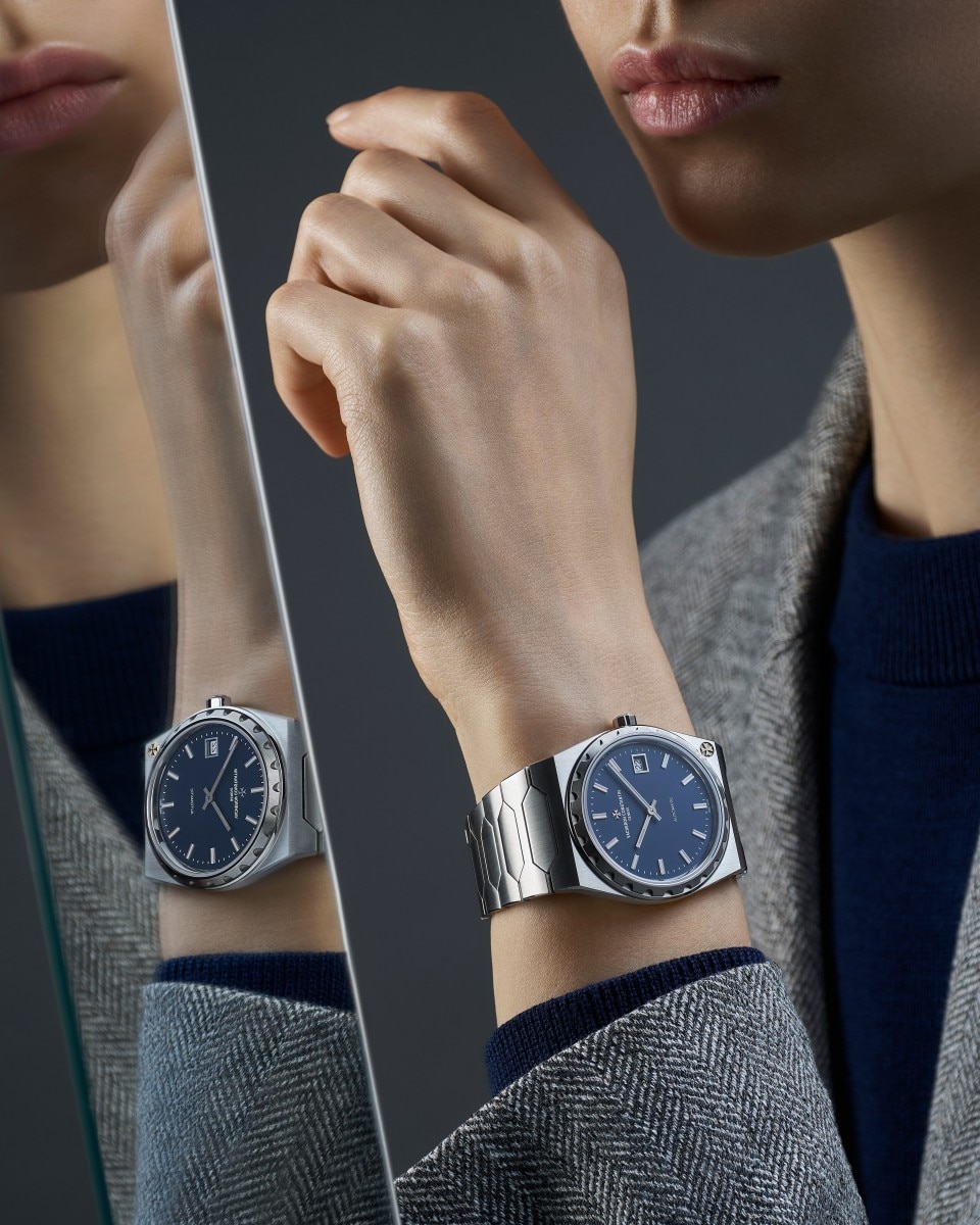 Alternative view - Lifestyle product photo - Watch - Historiques 222 - 37 mm Steel with strap