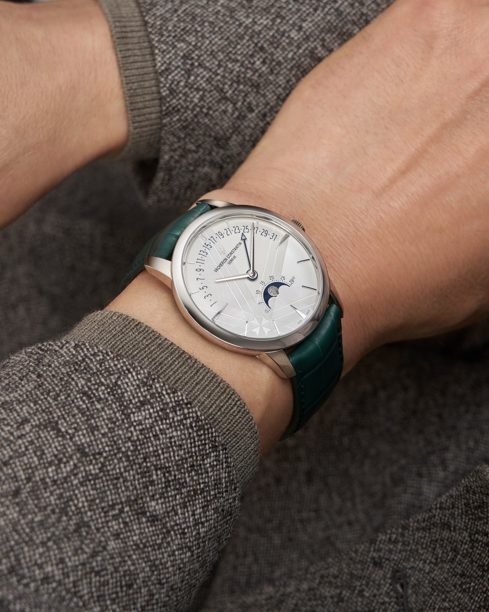 可选视图 - 生活风格作品照片 - 腕表 - Patrimony传承系列月相逆跳日历腕表 - 42.5毫米 白金 隽永 鳄鱼皮 表带