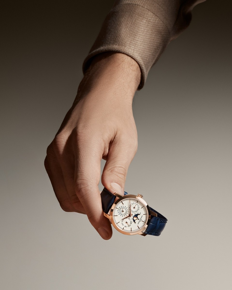 可选视图 - 生活风格作品照片 - 腕表 - Traditionnelle传袭系列超薄万年历腕表 - 36.5毫米 粉红金 隽永 鳄鱼皮 表带