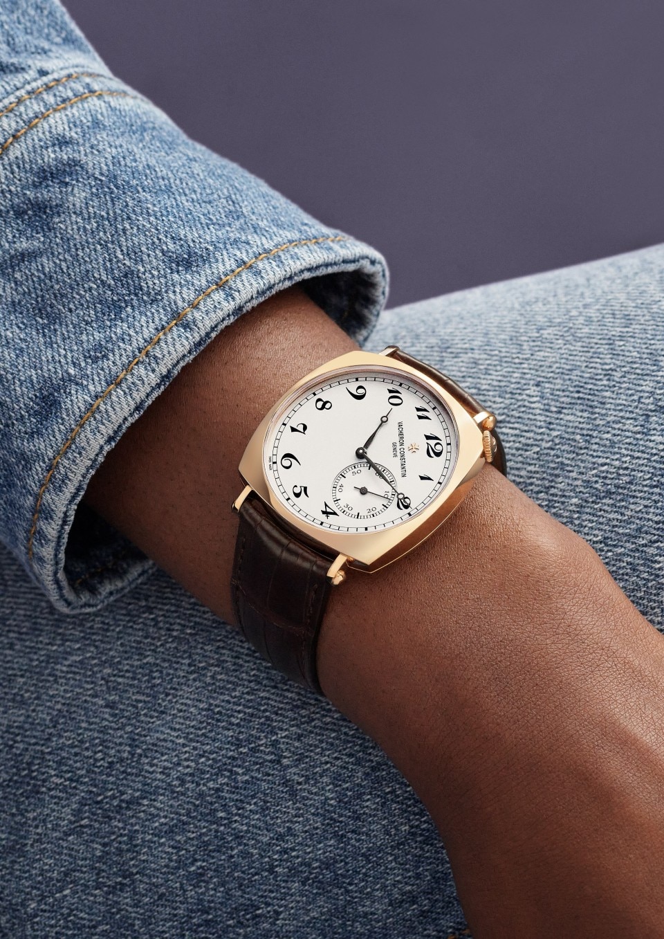 Other view - Lifestyle product photo - Watch - Historiques American 1921 - 40x40 mm Pink Gold with Alligator leather strap