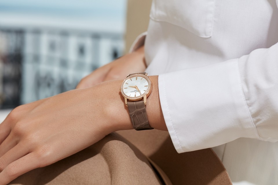 - Lifestyle product photo - Watch - Traditionnelle quartz. - 30 mm Pink Gold with Alligator leather strap