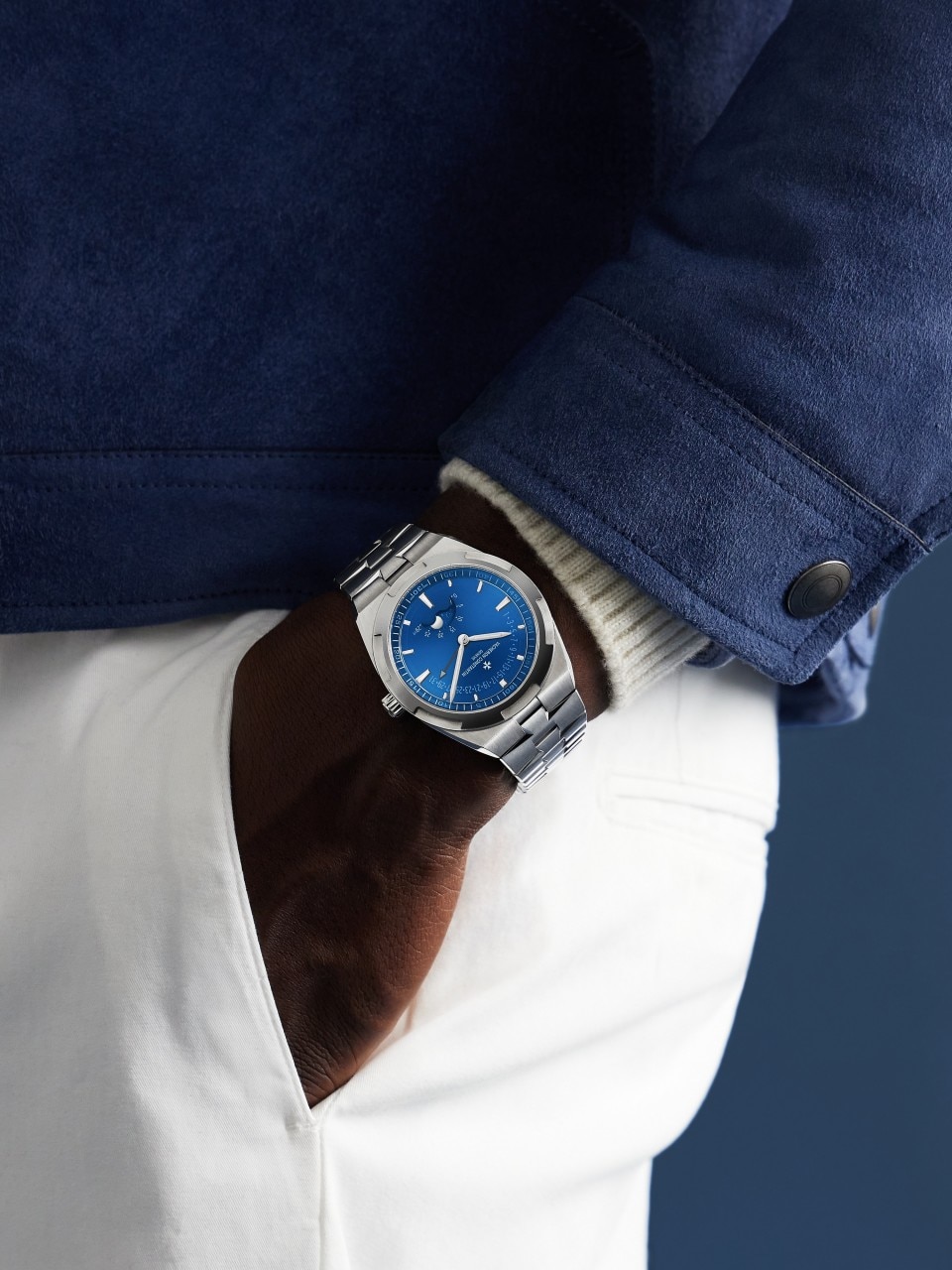 - Lifestyle product photo - Watch - Overseas moon phase retrograde date - 41 mm Steel with Grained calfskin leather, Rubber straps