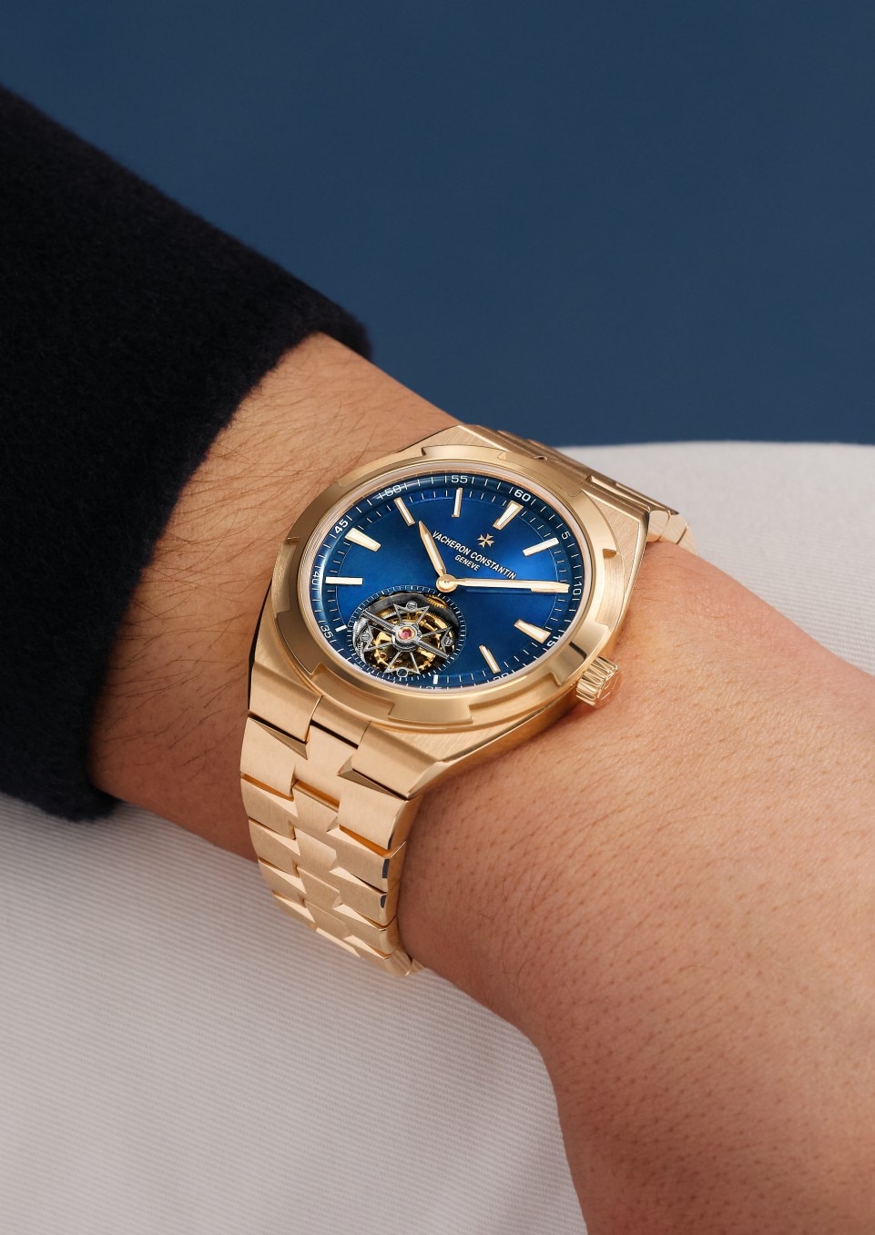 - Lifestyle product photo - Watch - Overseas tourbillon - 42.5 mm Pink Gold with Rubber, Grained calfskin leather straps