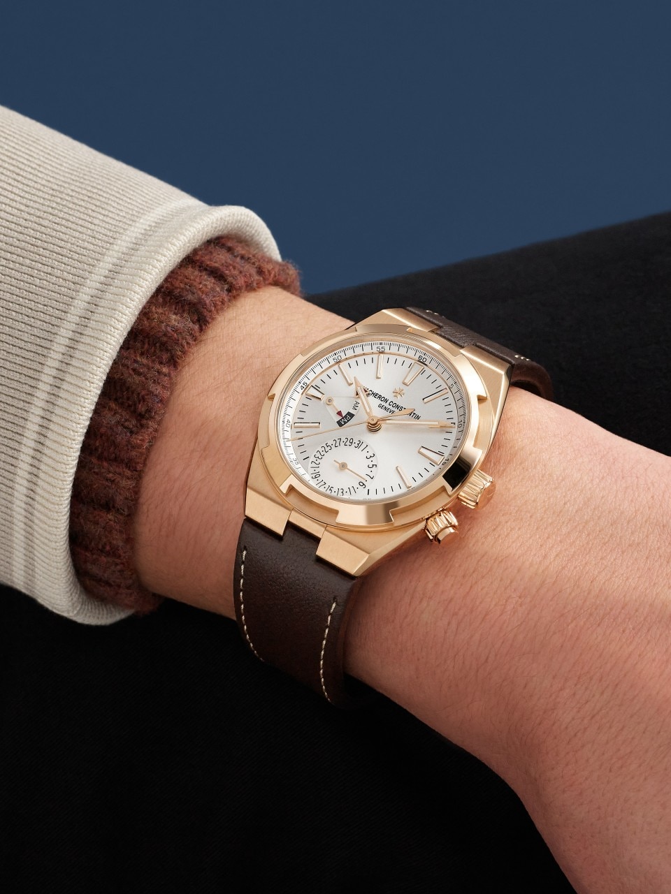 - Lifestyle product photo - Watch - Overseas dual time - 41 mm Pink Gold with Rubber, Grained calfskin leather straps