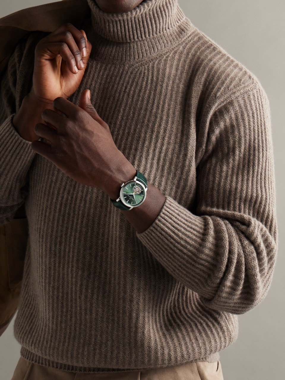 Other view - Lifestyle product photo - Watch - Traditionnelle tourbillon - 41 mm Platinum with Alligator leather strap