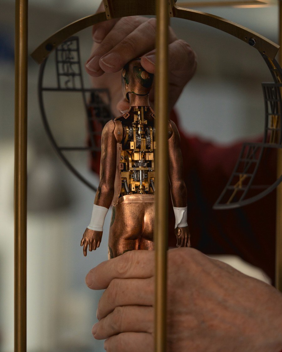 Image illustrating two hands manipulating the automatons