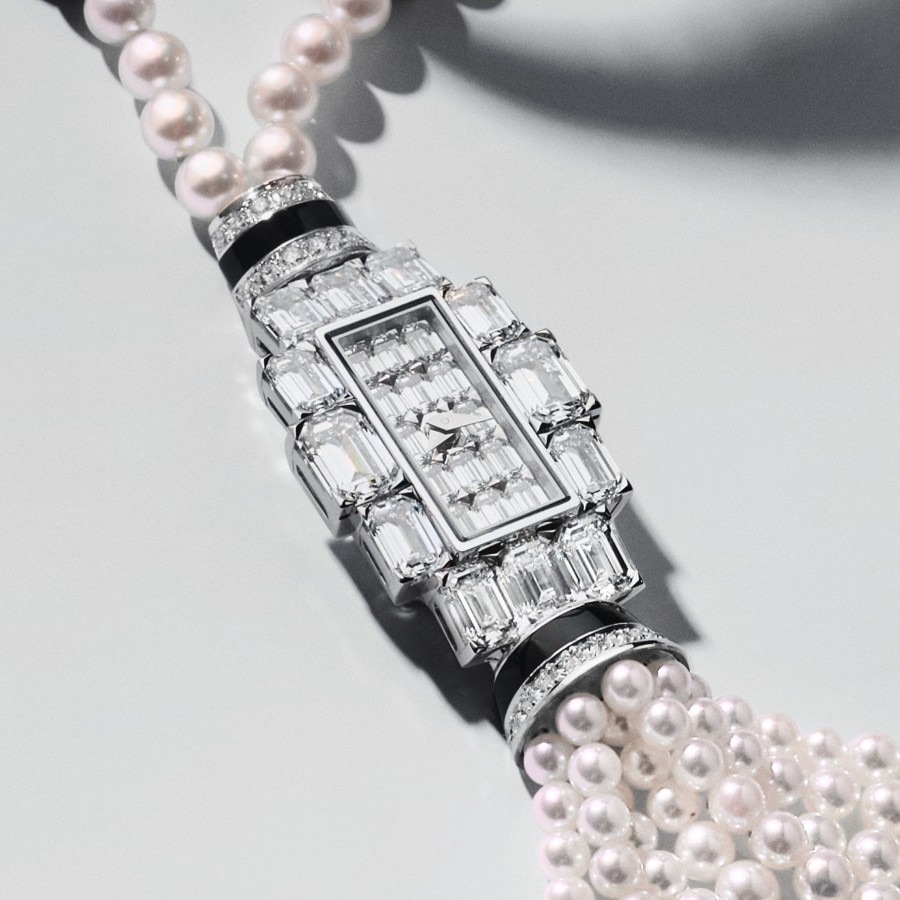 Hands creating a jewel on the wrist