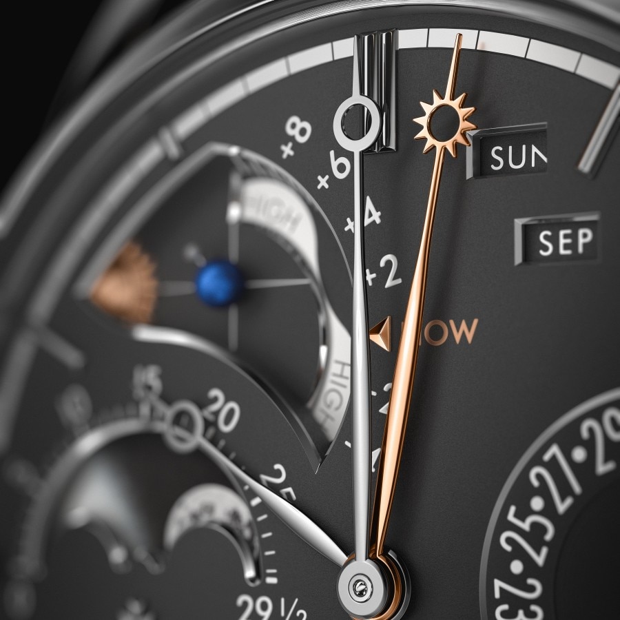 特写视图：一枚黑色表盘，饰以金银细节。