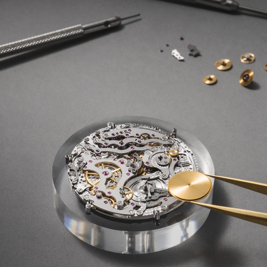 特写视图:一枚精密机械机芯。