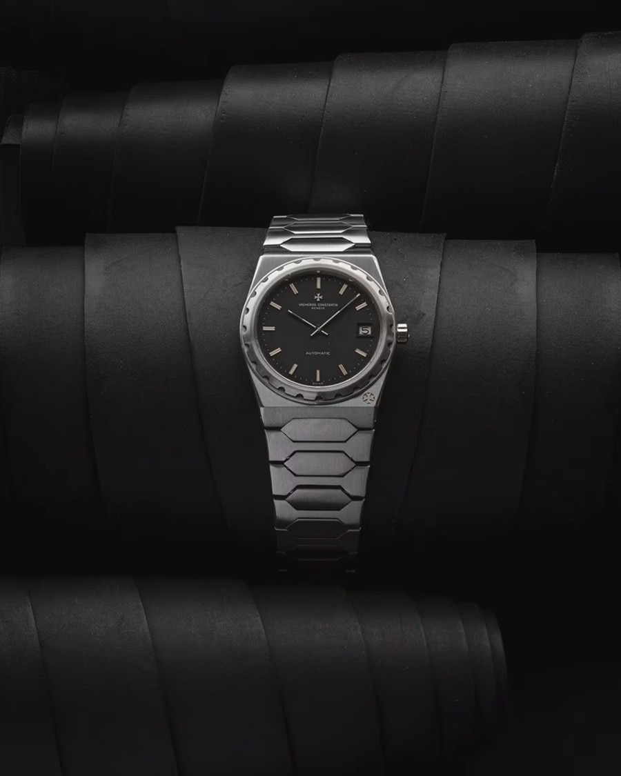 Watch with silver bracelet and details and dark blue dial