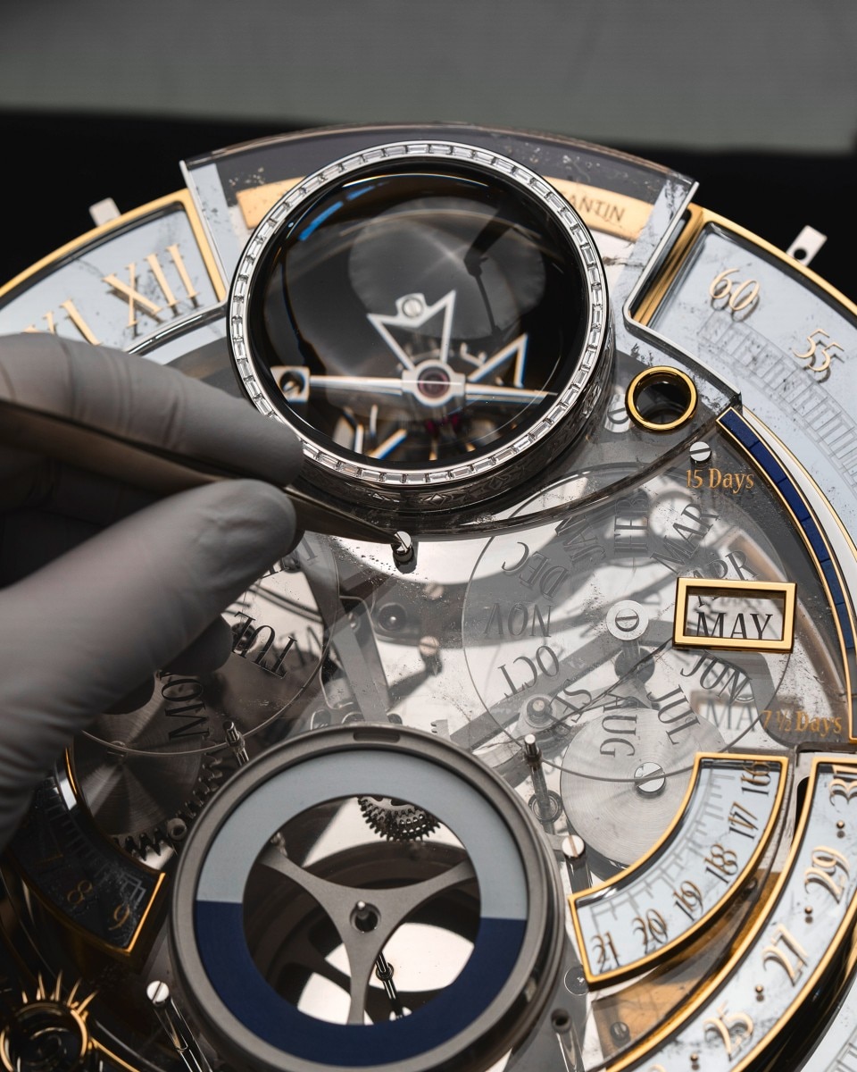 Image illustarting a glove and a tool setting a watch