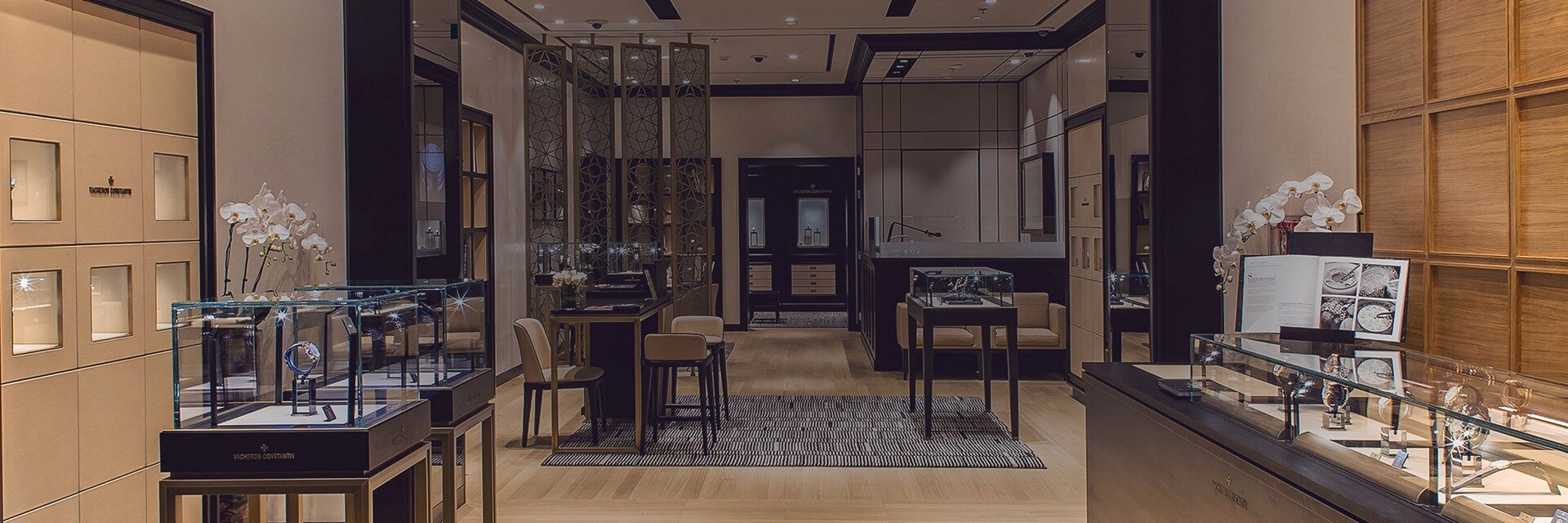 江诗丹顿江诗丹顿专卖店的内景，设有优雅的展示柜和发光的表柜。