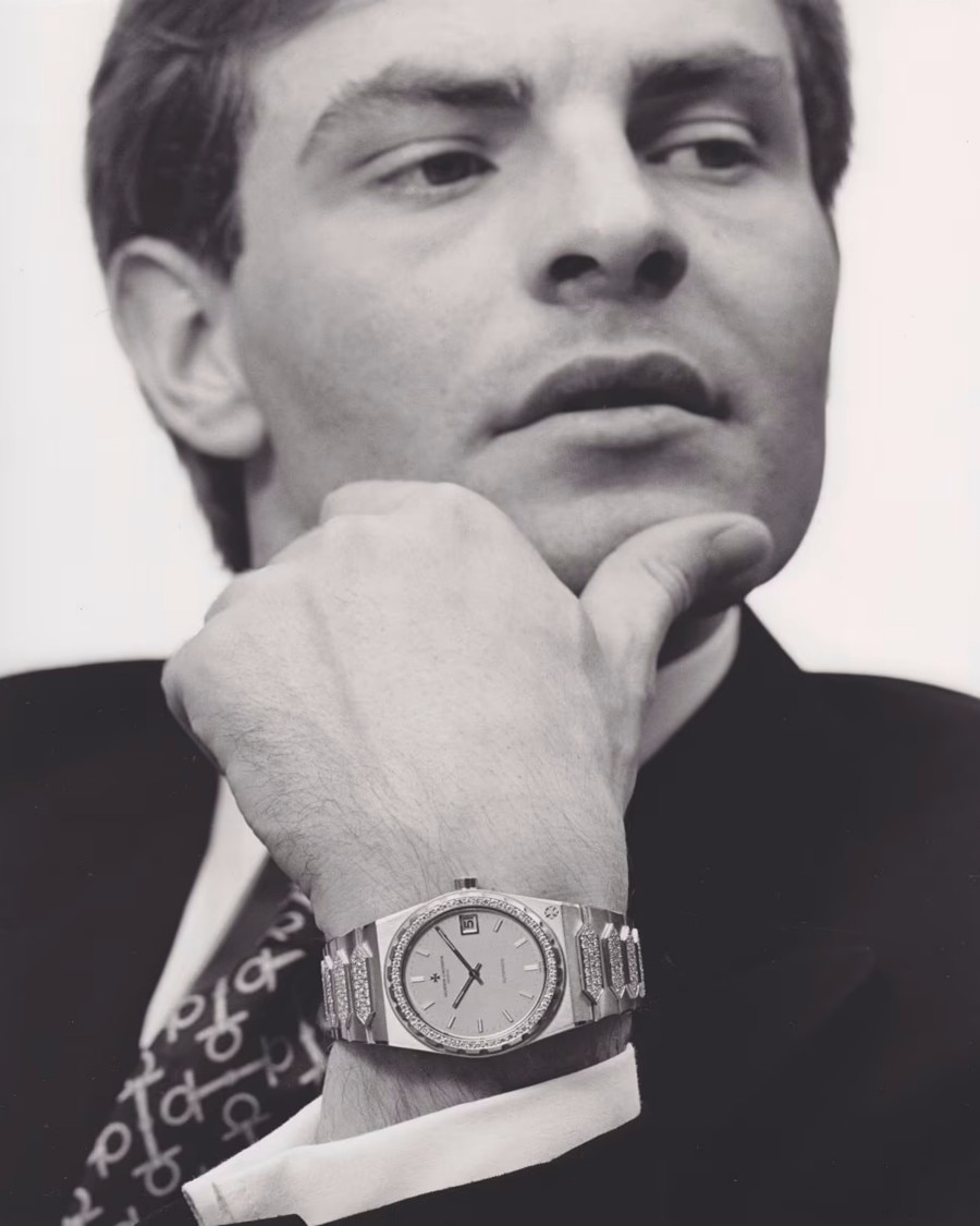 Black and white image of a man wearing a Historiques 222 watch