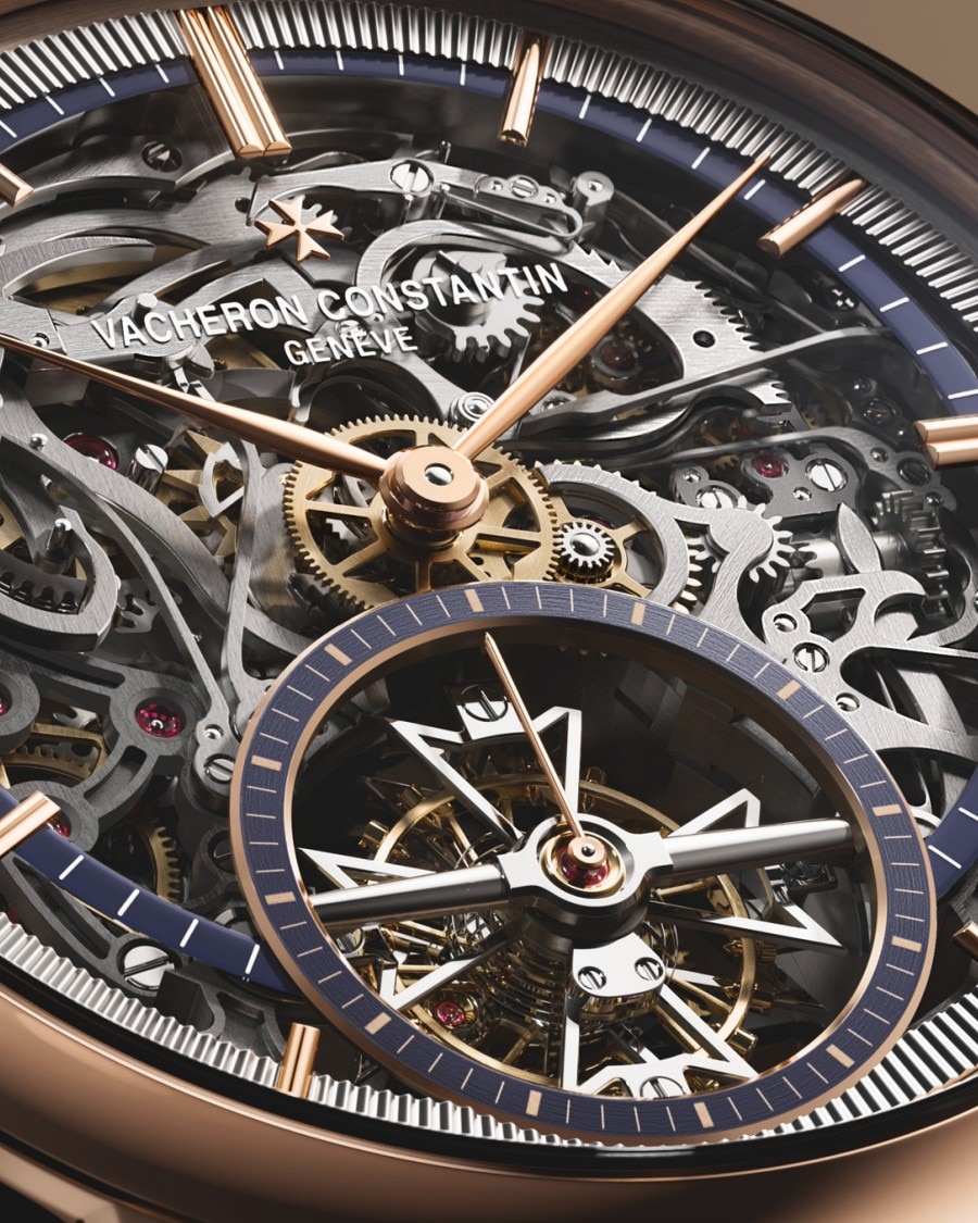 深色背景前的镂雕腕表，搭配深色皮革表带。