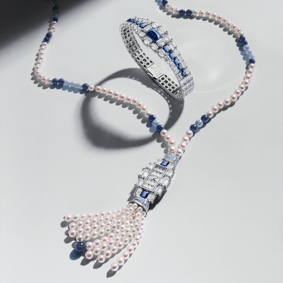 精准镶嵌珍贵宝石。